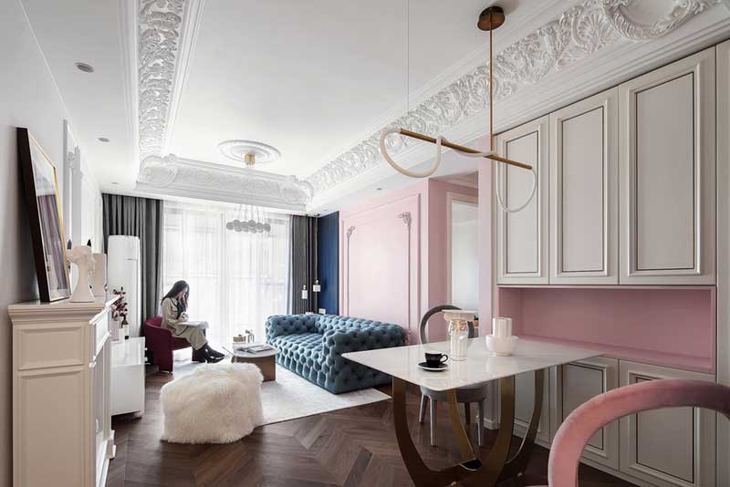 餐廳與客廳相連，為了保持通透、舒適的空間感，僅在一側(cè)定制了到頂?shù)牟瓦吂瘢钍胶蜕{(diào)均同客廳相呼應(yīng)，以臟粉色作為跳躍色，古銅色作為點綴色，延續(xù)整體法式輕奢的格調(diào)。