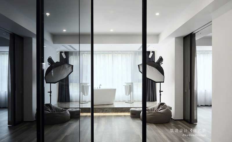 極富質(zhì)感的進口陳設(shè)架構(gòu)出空間的精致度與清雅氣質(zhì)，煥發(fā)文化交融的意蘊神采，暈染出深雋內(nèi)斂的現(xiàn)代簡約空間，讓生活寬度再次延展。