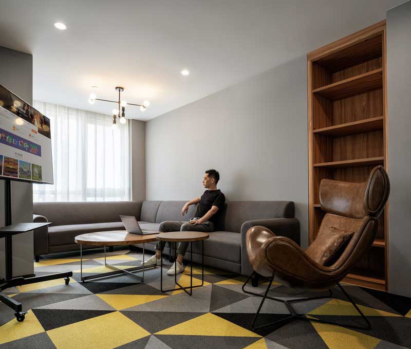 辦公室休息討論區(qū)灰色布藝沙發(fā)效果圖