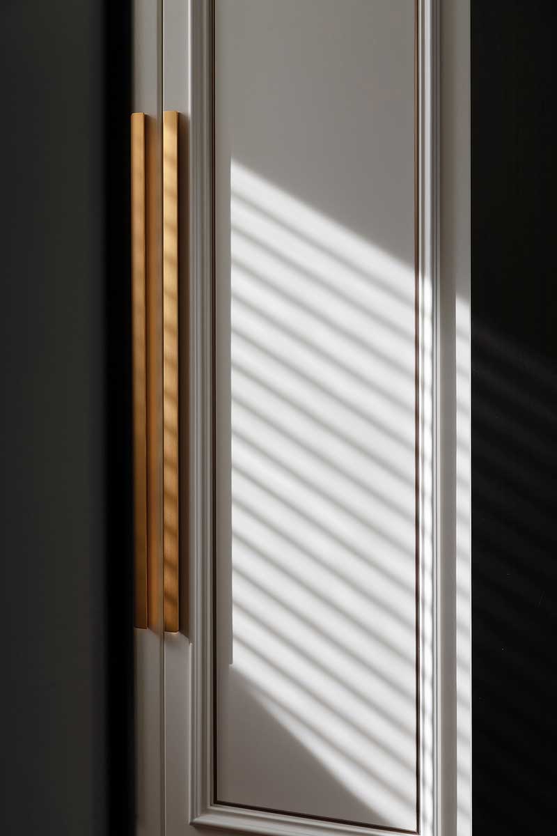 兩側(cè)是到頂?shù)氖占{柜，柜門線槽與拉手均為同色同材質(zhì)，細節(jié)的聯(lián)動讓空間充滿驚喜。