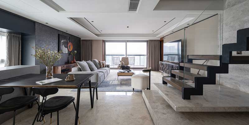 家里有兩只喵喵，為了讓他們有更寬敞、安全的玩耍區(qū)域，半高的封閉式成品柜成為了收納的首選。一眼望去，公共區(qū)域是敞亮、通透、無(wú)拘束的。