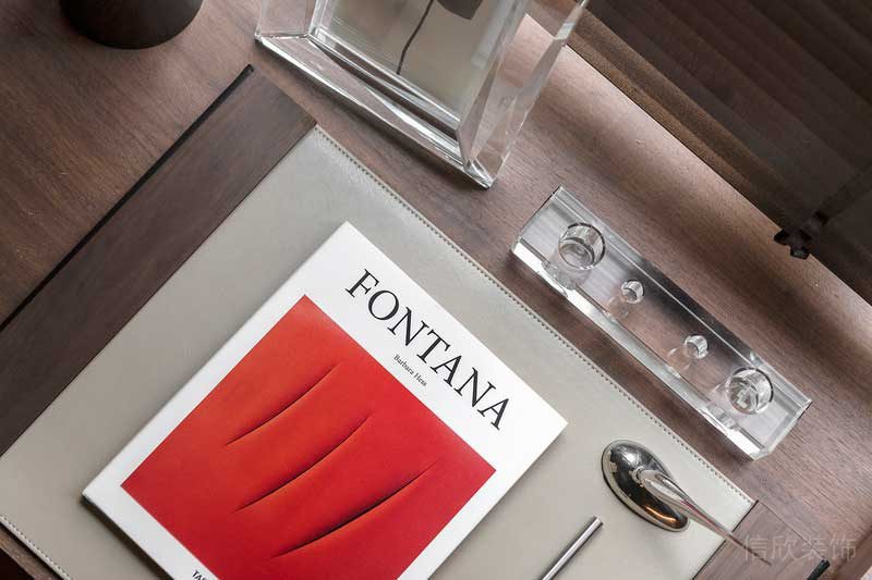 深圳南山區(qū)現(xiàn)代輕奢住宅新房裝修書房藝術擺件