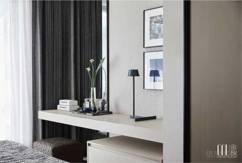 床頭梳妝臺(tái)深灰色的窗簾
