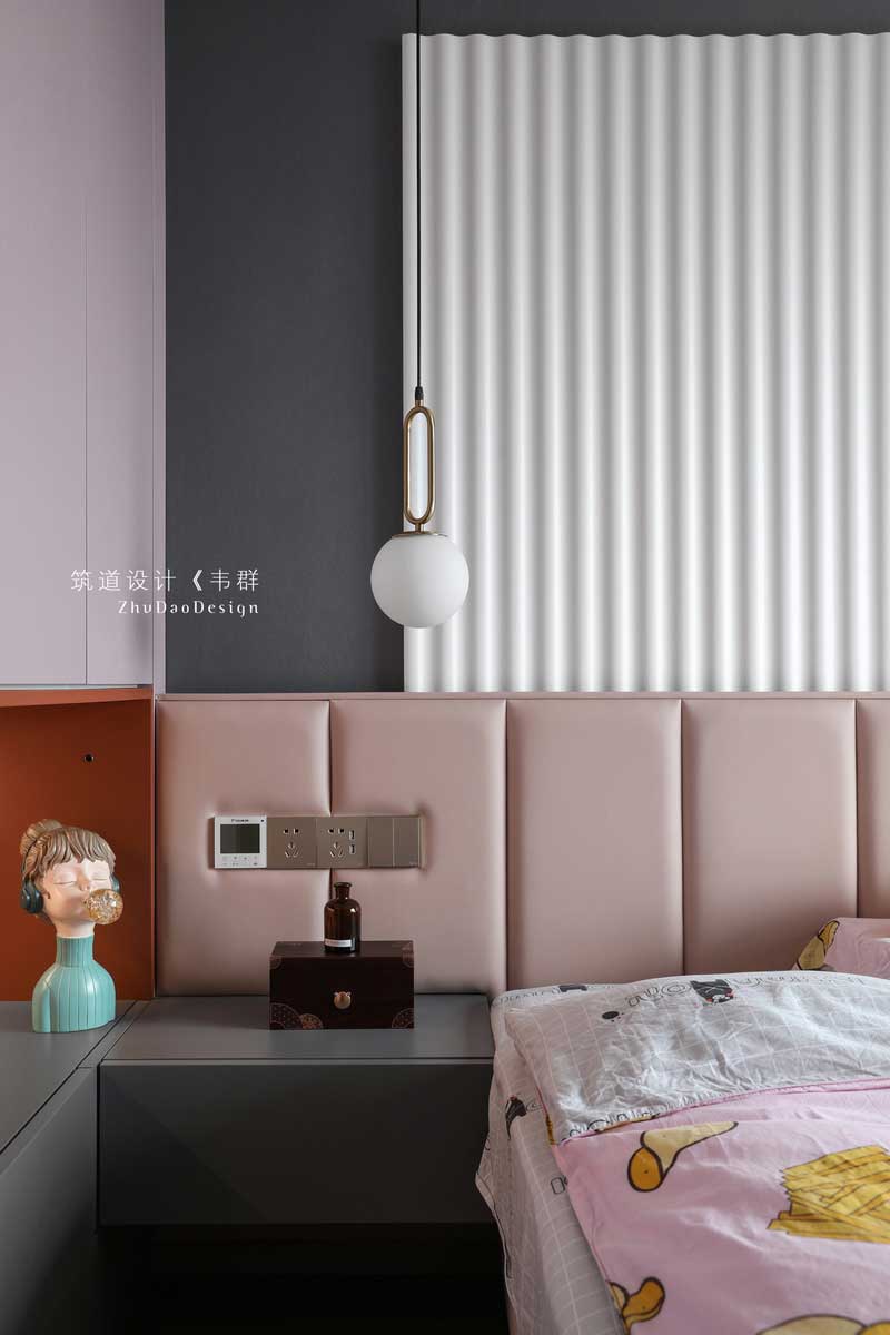 床頭背景融入更多溫馨的元素，搭配豎條紋路的皮革，將插座點位崁入金屬，統(tǒng)一且整齊地收納在床頭造型之中。
