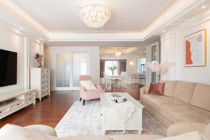 從客廳看向餐廳，游戲房房間門(mén)做推拉門(mén)處理，平時(shí)開(kāi)啟可以增加家庭的互動(dòng)感，外公外婆在看電視時(shí)也可以看到小兄弟兩在游戲房的情況，同時(shí)也可以增加空間的通透性。