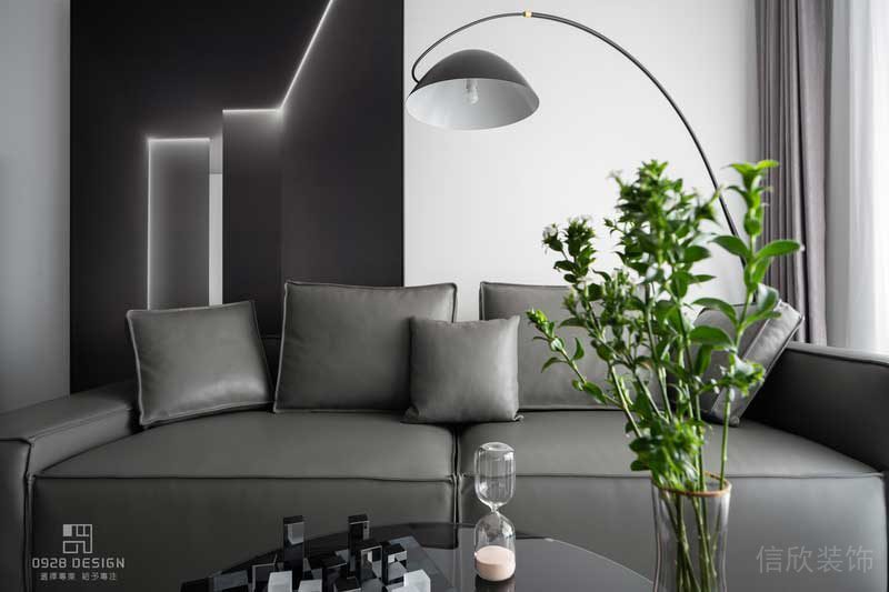 客廳一角，精美的臺燈，看電影的時候不想燈光太亮就打開小臺燈吧。