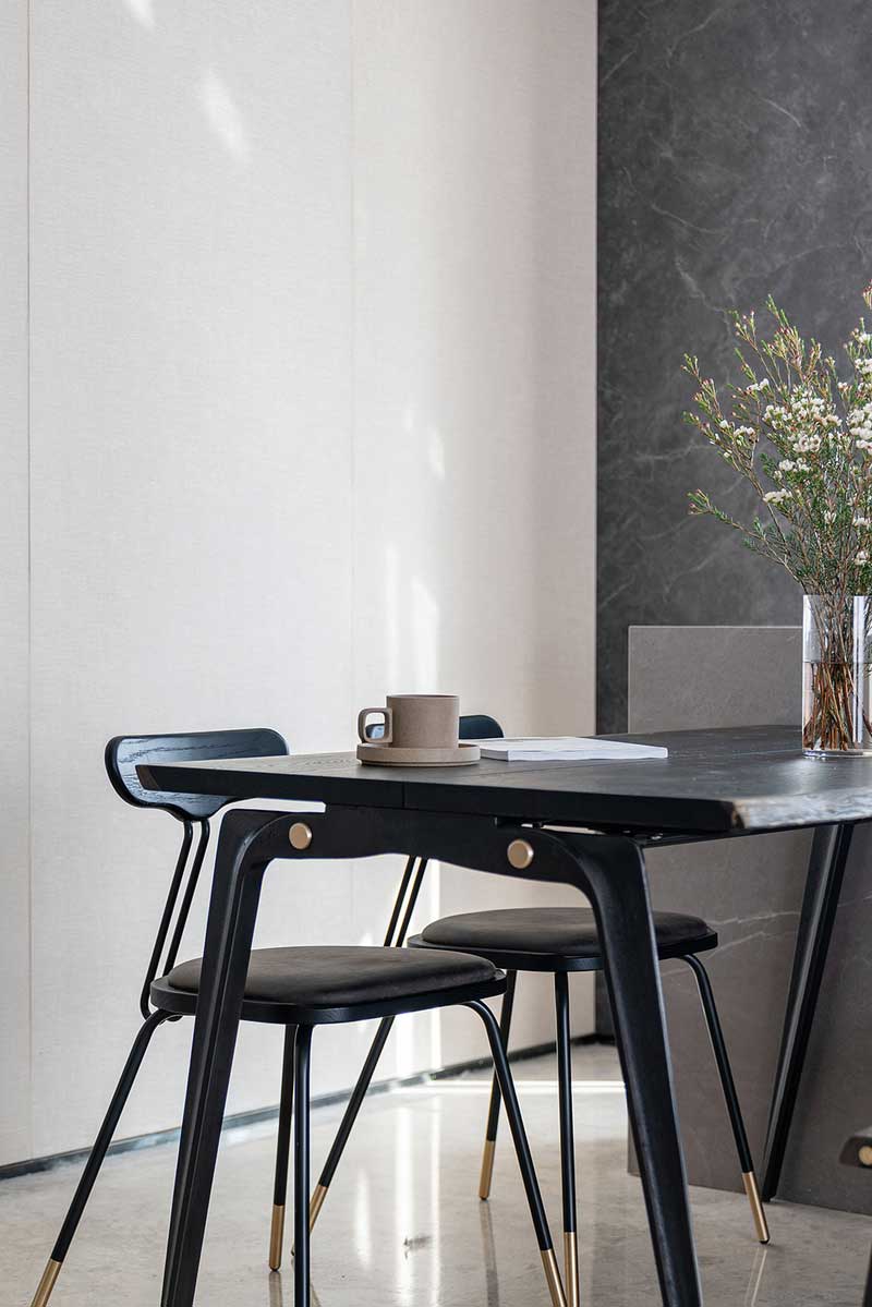 巖板吧臺(tái)+木制餐桌、個(gè)性餐椅+木制條凳，再加上同款個(gè)性吧椅，餐飲、休閑、輕辦公都可滿(mǎn)足，讓餐廳不僅僅是用餐空間，彰顯了設(shè)計(jì)的“生活”之美。