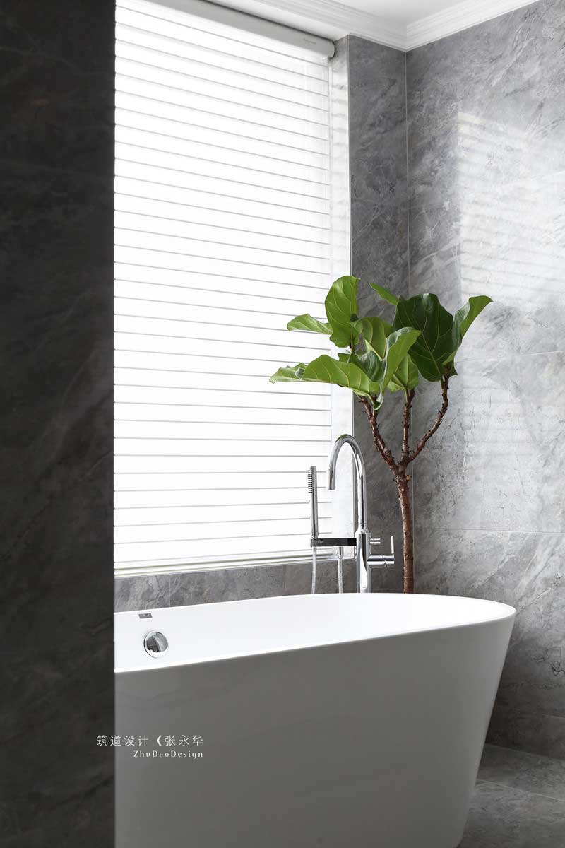 衛(wèi)生間白色的浴缸白色的百葉窗簾