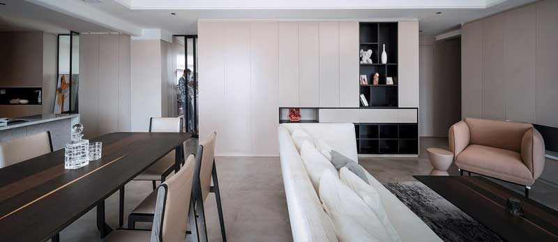 一整面墻的收納柜滿足了業(yè)主的日常所需 孩子的玩具零食 珍藏的小擺件都有了安放之處 