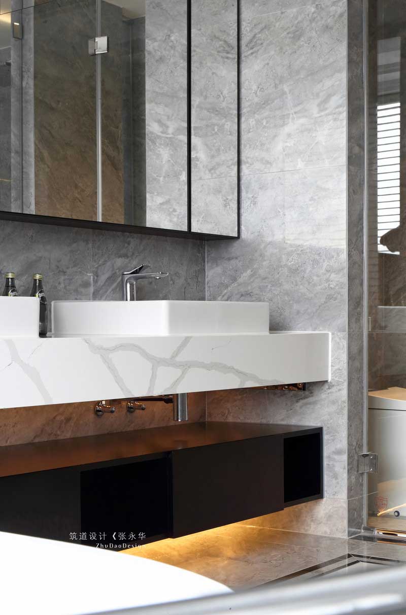 衛(wèi)生間設(shè)計(jì)淋浴區(qū)與馬桶區(qū)及獨(dú)立浴缸，陳設(shè)用品配備齊全，全面提升優(yōu)化了生活品質(zhì)！