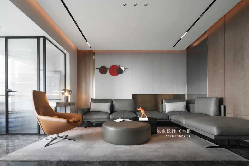 吊頂燈光向外擴散，讓人在視覺上感覺空間變大。