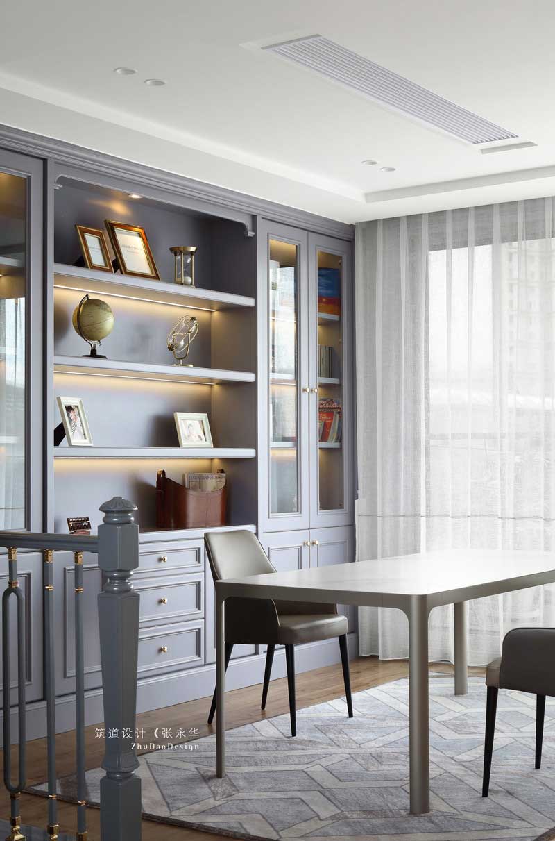 南北陽臺大大保證了空間采光要求，營造出溫暖陽光的閱讀氛圍。