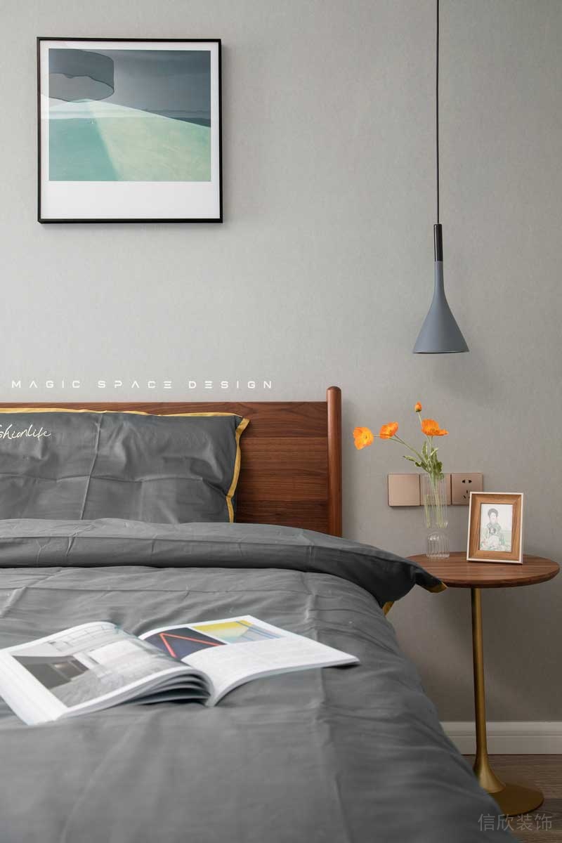 風(fēng)景畫、單人沙發(fā)、金屬托架和單線吊燈與床之間形成錯落有致的線面比例，讓空間還原過去的那種素樸休憩的作用。