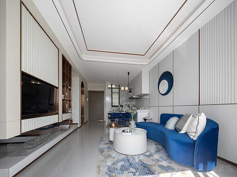 內(nèi)嵌金屬電視收納顯示屏懸浮墻體弧形絨面藍色沙發(fā)客廳