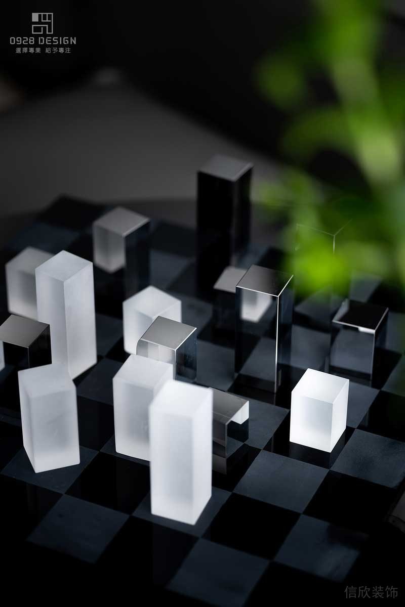 客廳茶幾上的棋盤擺件，玻璃與不銹鋼完美結(jié)合。