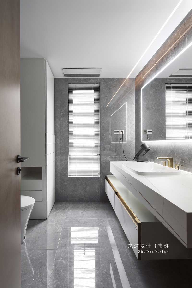主衛(wèi)墻面、地面由同款大理石一體而成，簡約大氣，鏡面背面的光線，保證了家人在使用空間時能享受到最為舒適的光線。