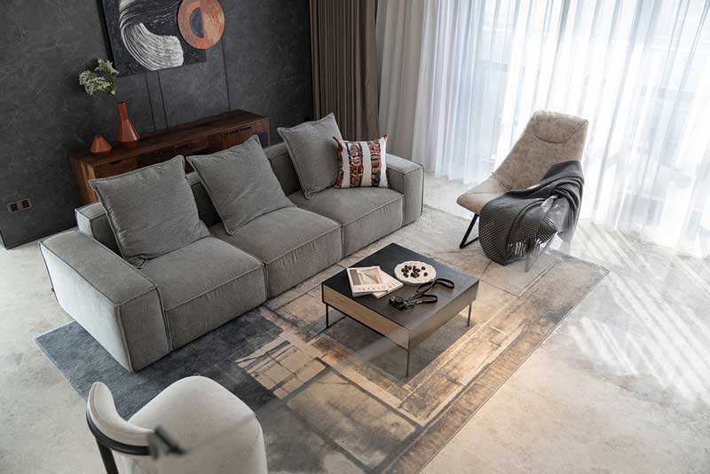 暖灰色布藝沙發(fā)和深色木制儲(chǔ)物茶幾、暖白色休閑椅相當(dāng)搭配，款式新穎又休閑舒適，充滿(mǎn)美好且文藝的氣息。