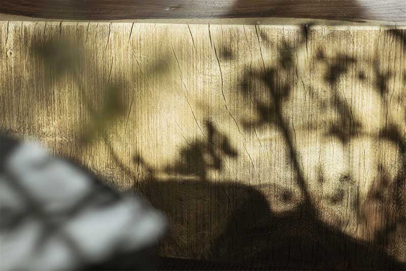 臘梅枝丫，幽香陣陣，光移影動(dòng)，斑駁可愛，在柚木手工雕花的圓形邊幾上攤開一本書，溫上一壺茶，靜享時(shí)光溫柔地流逝，不失為人生一大樂事。