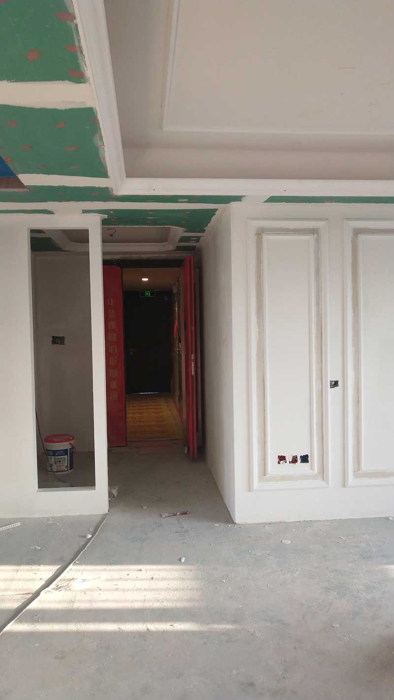 施工現(xiàn)場(chǎng)照片：為了保證隔斷與西廚墻面的銜接，選擇用木工做出框架的形式來(lái)做，雖然工藝略復(fù)雜，但最終效果會(huì)更加精致。