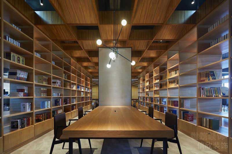 原木風自習室圖書館裝修通體木制開放式收納區(qū)域設計