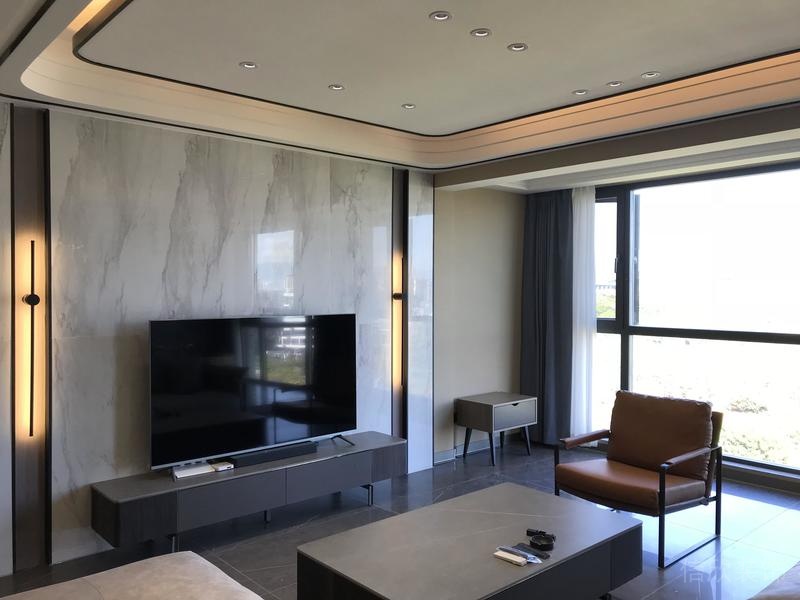 深圳市羅湖區(qū)新中式家庭住房舊房改造電視背景墻完工實景圖