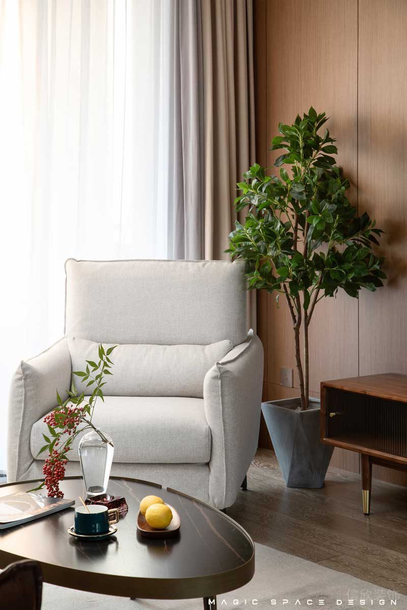 相對充裕的空間和點綴式的顏色綠植搭配，雅致靜謐，營造出最適宜的整體氛圍，些許金屬材質(zhì)的融合，呈現(xiàn)出一種秩序之美。