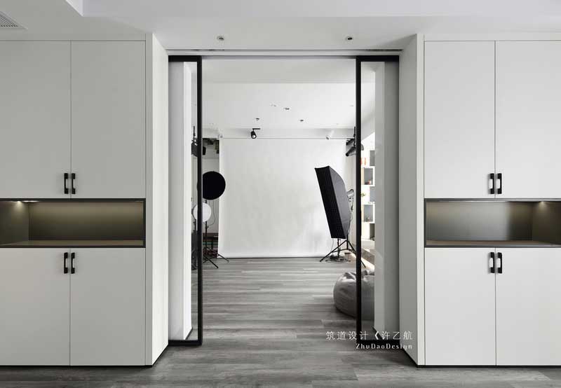 臥室看向攝影區(qū)視角。整體空間互通，使用雙開門的推拉門。