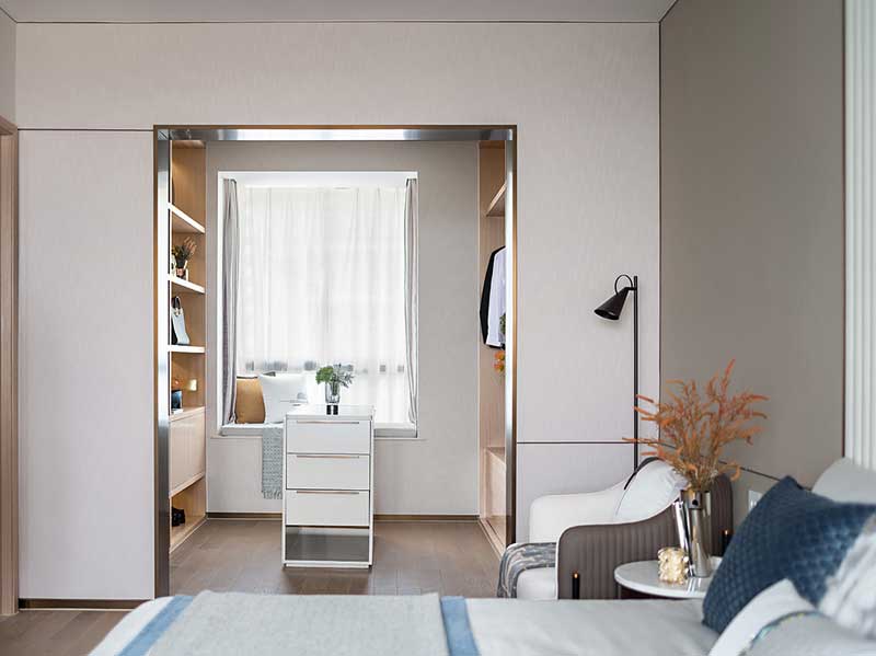 時(shí)尚精致的主臥衣帽間和島臺(tái)柜設(shè)計(jì)，是彰顯品質(zhì)生活的重要元素，在充分滿足衣物箱包的收納需求的同時(shí)，各類配飾小物件也能整齊歸檔。把挑選好的衣服、配飾放在島臺(tái)柜上搭配，可極大程度地節(jié)省穿搭動(dòng)線的繁復(fù)。