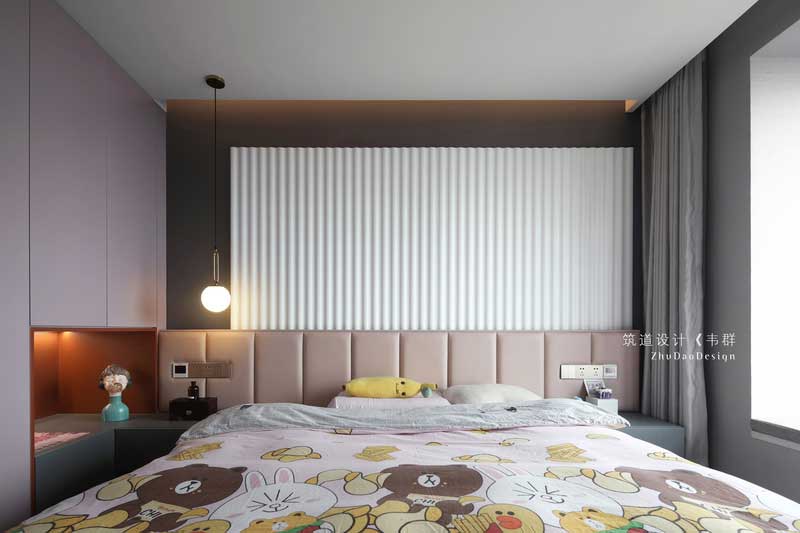設計師在兒童房設計中用了大量的中性色和暖色調，目的就是讓整個空間不僅在視覺上，更能在觸覺上讓居住者感受到家的溫馨，同時大面積留白、背景墻以及裝飾畫的選擇也照顧到了這一點。