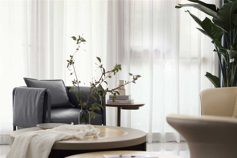 深圳鹽田區(qū)意式輕奢新房設計裝修工程案例客廳采光效果 深圳鹽田區(qū)意式輕奢新房設計裝修工程案例客廳采光效果