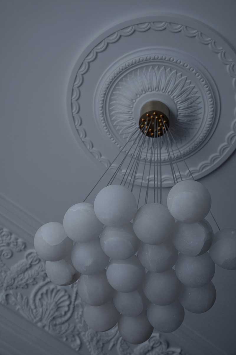 天花細膩精致的法式雕花，宛如置身華貴的宮廷之中，細節(jié)之處盡顯美感和用心。