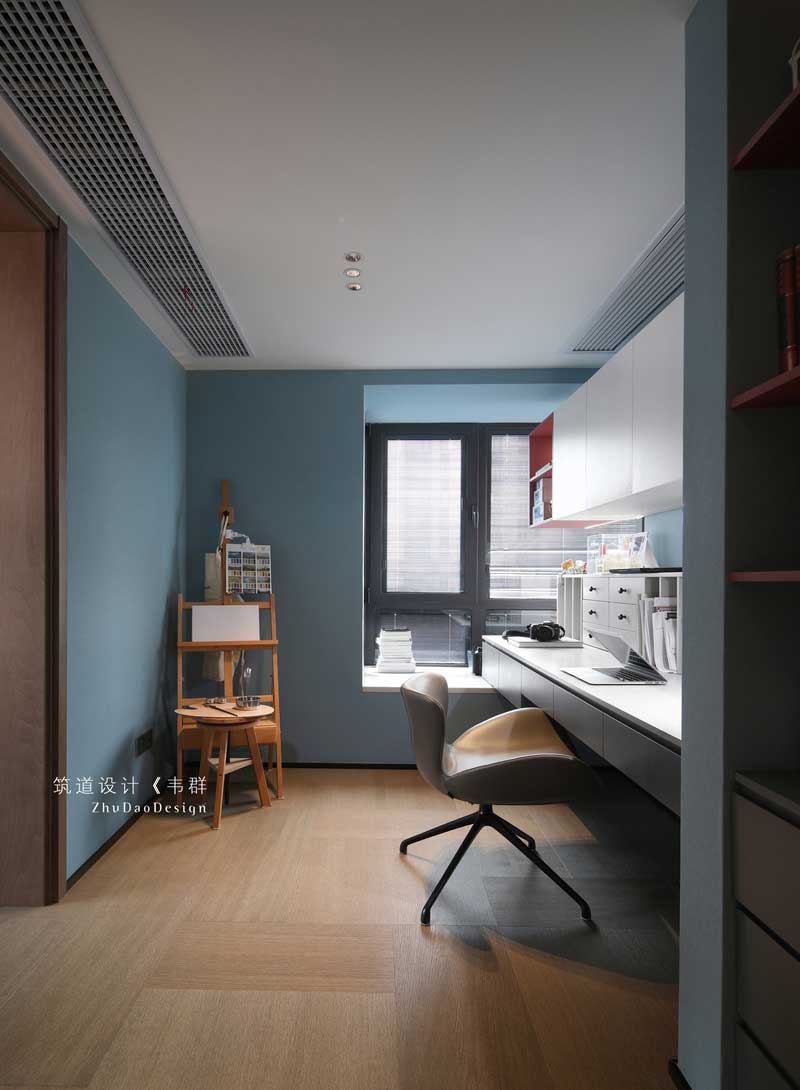 半開放式的布局讓空間兼具隱蔽性與流動性，室內的視野和光線俱佳，空間采用了大面積的藍色，營造出一個可以精心淺讀的空間，可以讓身處其中的人感覺心情放松，精神愉悅。