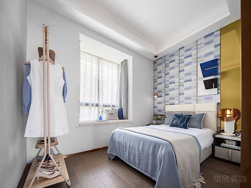 △三層 次臥 次臥空間在色彩上以寧靜淡雅的淺藍色作為主基調(diào)，跳躍的金色作為點綴并置其間，形成色彩與材質(zhì)之間的強烈碰撞，讓整個空間場域呈現(xiàn)出簡璞自然而不失靈動與貴氣的氛圍。