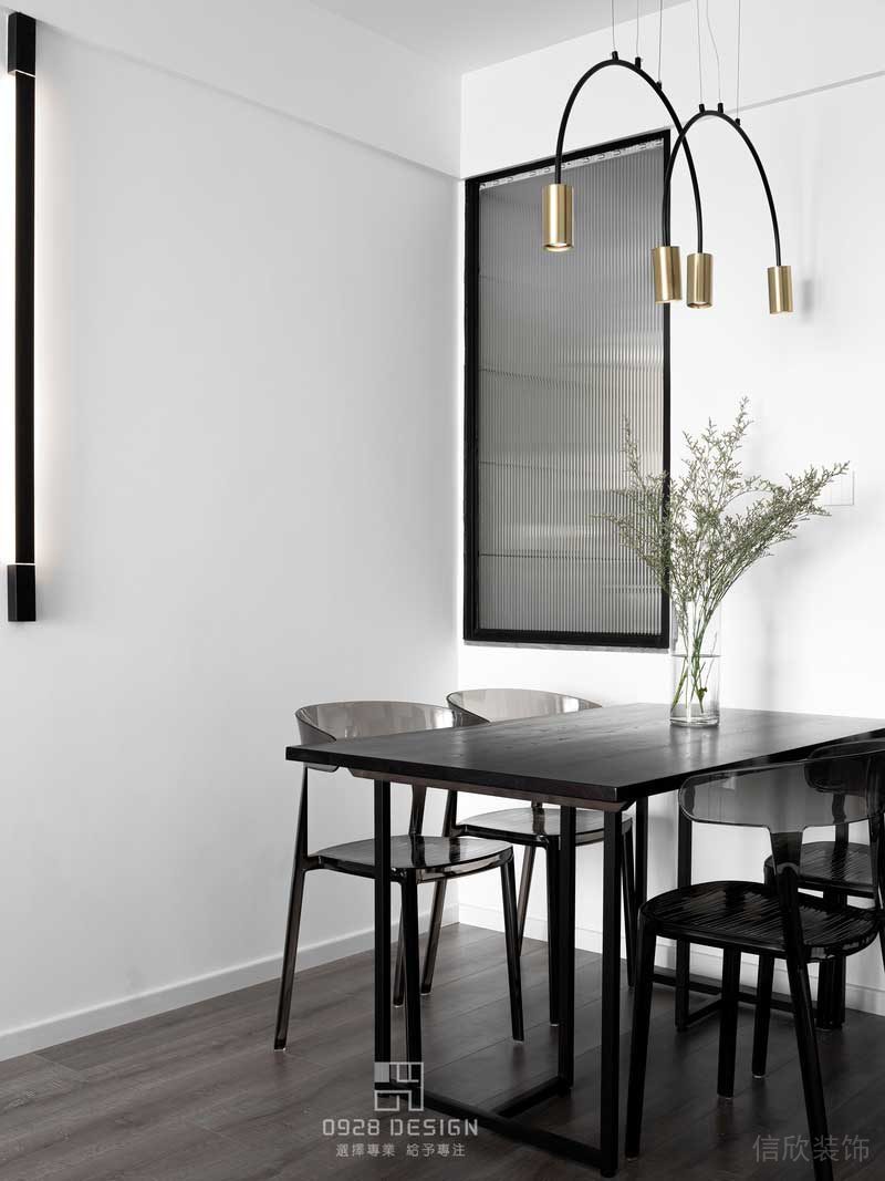 餐桌由黑色實木和黑色鐵藝結合，餐椅為黑色亞克力一體成型，黑色沉穩(wěn)，白色雅致。搭配起來給人一種干練的感覺。