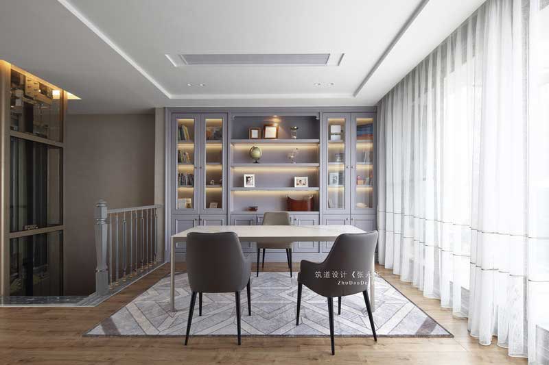 四樓整層是一個寬敞的書房書法室，空間的獨立性保證了書房的私密性，少了外部聲音的干擾讓書房顯得更加安靜，業(yè)主可以在這里盡情的發(fā)揮創(chuàng)作。