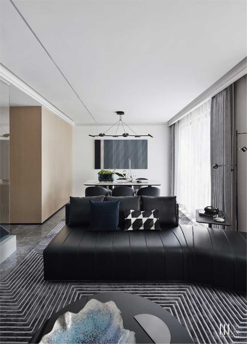 掛畫(huà)、地毯、沙發(fā)、均以延續(xù)性的線性提煉、創(chuàng)意性而簡(jiǎn)約的視覺(jué)造型、純粹的現(xiàn)代主義美學(xué)及精尚的質(zhì)感，是金秋設(shè)計(jì)一貫的設(shè)計(jì)語(yǔ)言。幾何重塑的形態(tài)，在空間中演繹著歲月風(fēng)化的痕跡，賦予未來(lái)生活全新的視角。