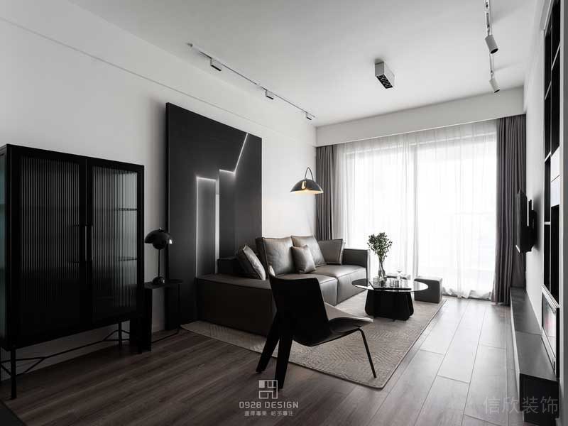 黑色玻璃茶幾讓空間看起來(lái)更加精致，主沙發(fā)一頭大一頭小，在家的時(shí)候躺在沙發(fā)上休息也是特別愜意的事情