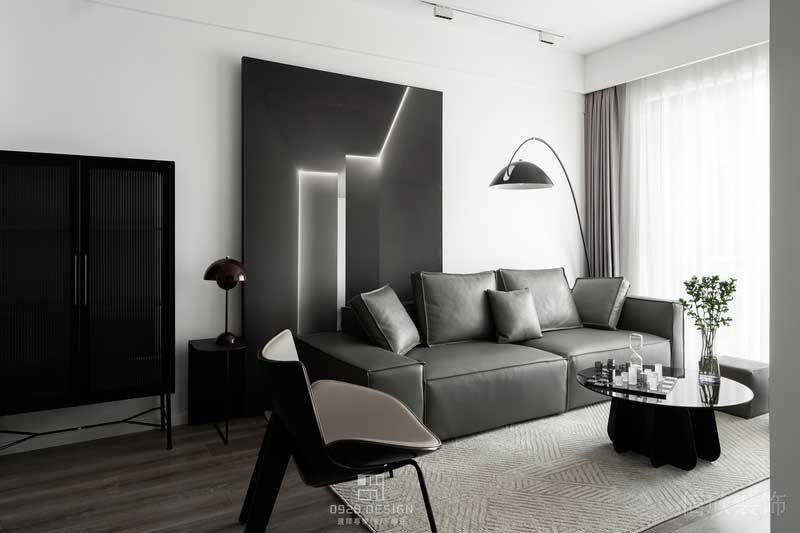 儲(chǔ)物柜為成品鐵藝加長(zhǎng)虹玻璃柜，玻璃總是能給人帶來(lái)一種精致的感覺(jué)。考慮到未來(lái)家里有小孩會(huì)喜歡光腳到處跑，所以全屋鋪了木地板。