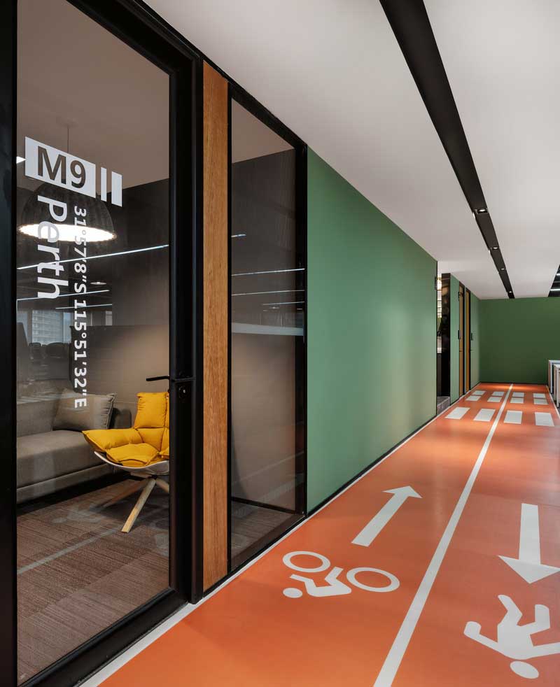 健身房過道地面黃色的地板膠