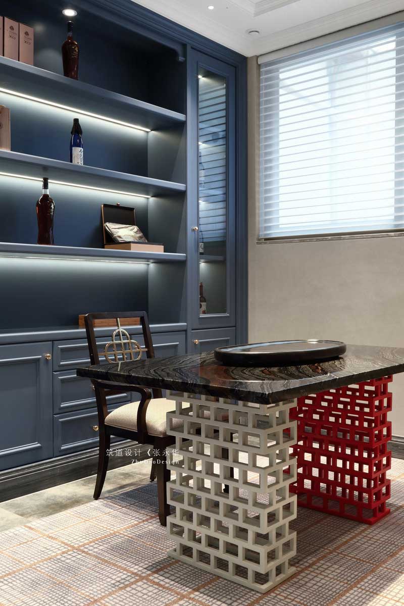 地下室為業(yè)主休閑娛樂的場所，從門廳進入是品茗區(qū)，經(jīng)過一天的工作，業(yè)主回家可以在這品茶小憩，緩解疲勞。