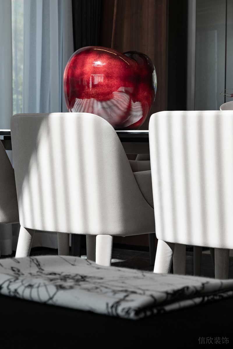 深圳南山區(qū)現(xiàn)代輕奢住宅新房裝修餐桌藝術陳設