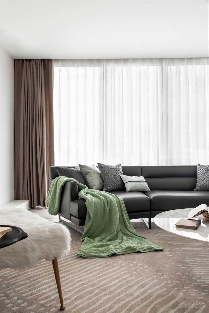 深圳羅湖區(qū)溫馨的簡約風家居裝修空間客廳黑色沙發(fā) 深圳羅湖區(qū)溫馨的簡約風家居裝修空間客廳黑色沙發(fā)