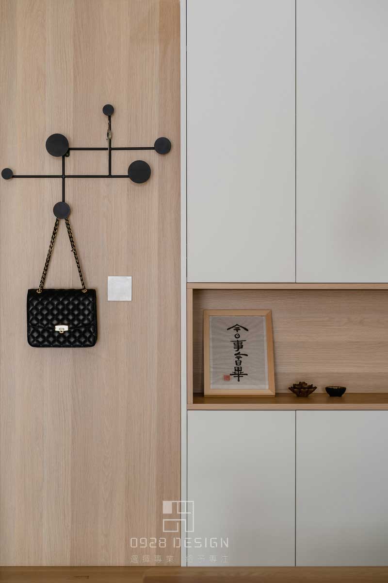 木飾面加掛鉤隨手掛包包衣服定制收納全屋設(shè)計效果