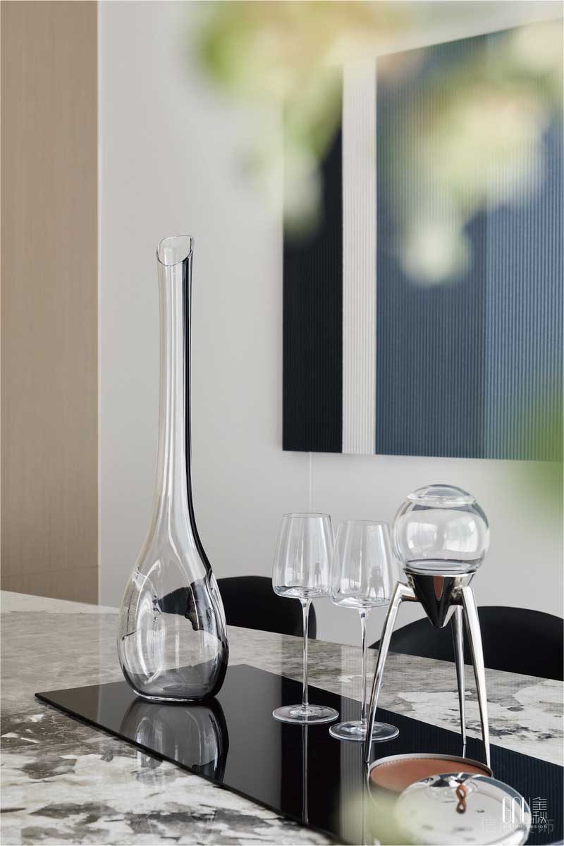 灰色紋路大理石臺面玻璃酒杯