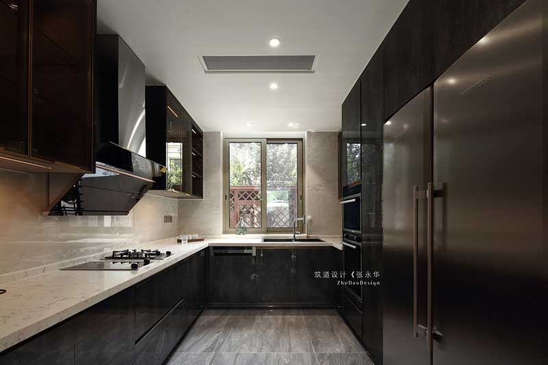 廚房是家居環(huán)境中操作密度最高的空間，廚具、炊具安排科學(xué)合理，洗—切—炒操作流程通暢，大大提高了工作效率，創(chuàng)造了一個(gè)清明朗潔的烹飪空間。