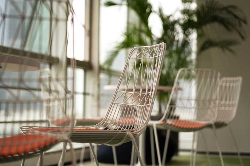 辦公室臨窗鐵藝編制的休閑椅