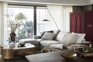 復(fù)古實(shí)木茶幾設(shè)計(jì)棉麻環(huán)形沙發(fā)就餐區(qū)戶型裝修效果圖。