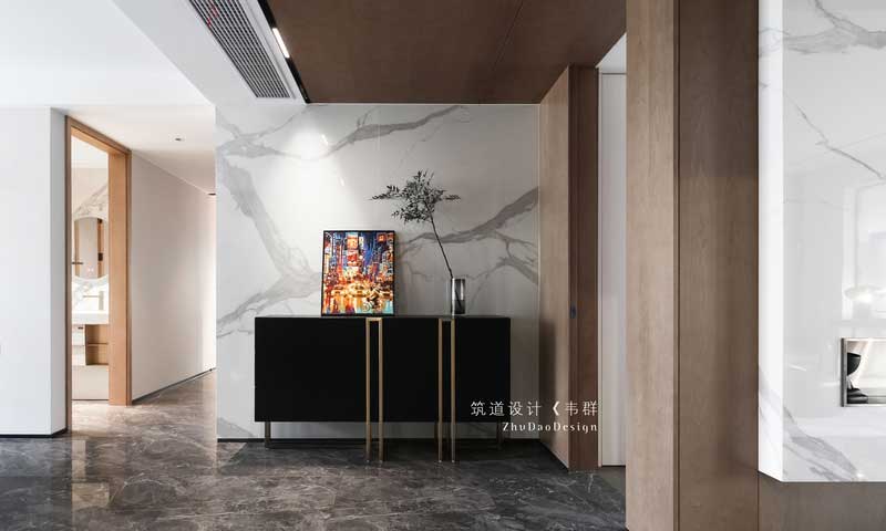 入門設計師采用點線面的結合，將門廳的氣勢設計的超出平層的感覺。