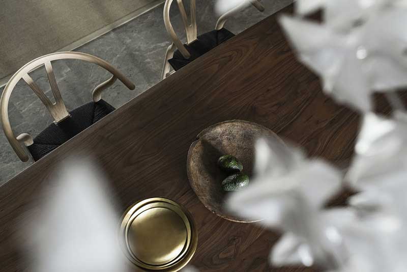 俯拾即是的瓶花、奇石，雅趣橫生，為空間平添不少生機(jī)與詩意，同時(shí)也是業(yè)主自身品位與志趣的體現(xiàn)。