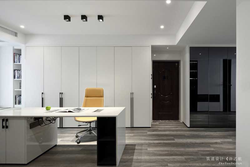 業(yè)主拍攝的入戶的右邊靠墻做了一整面柜子，增大了收納空間，平時模特衣服都放在里面。